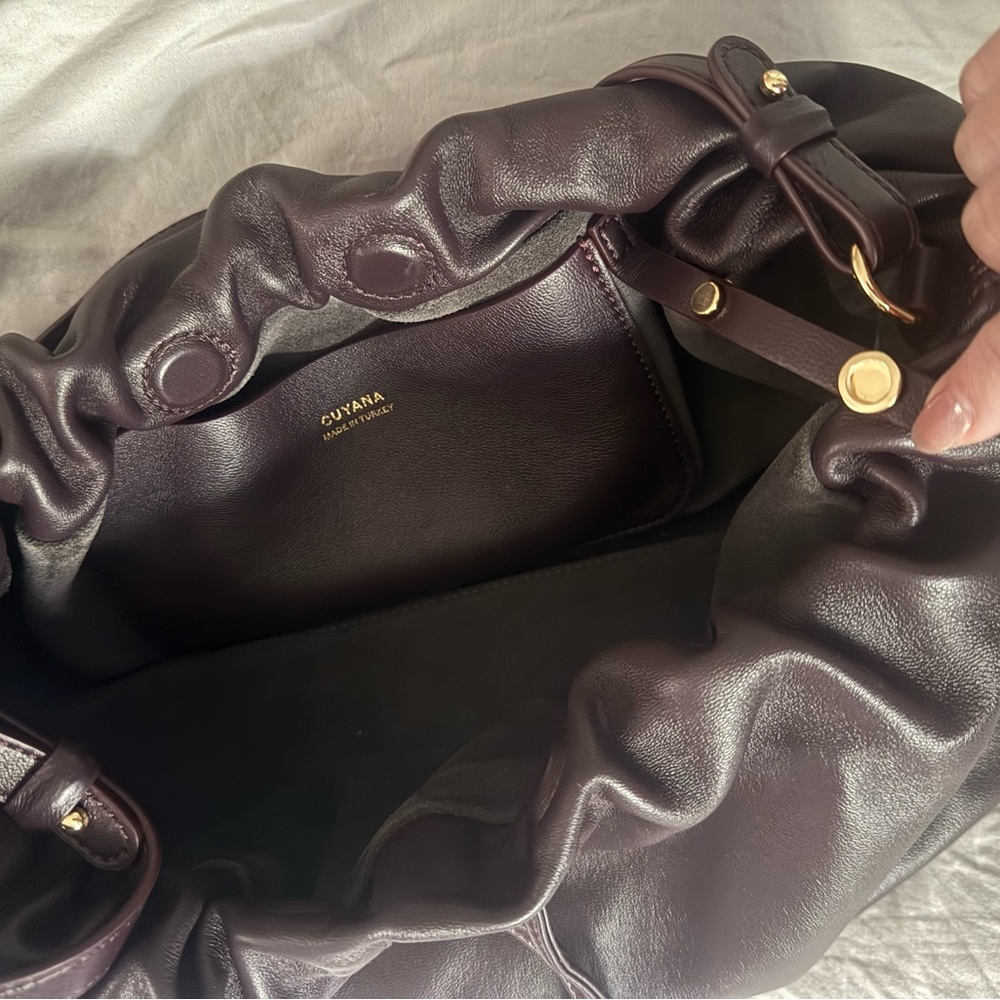 Cuyana Dia drawstring shoulder bag in smooth lambskin leather- Plum - Picture 8 of 10